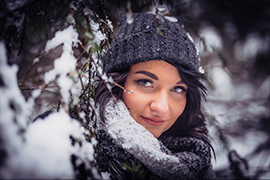 Portrait einer Frau im Wald mit Schnee